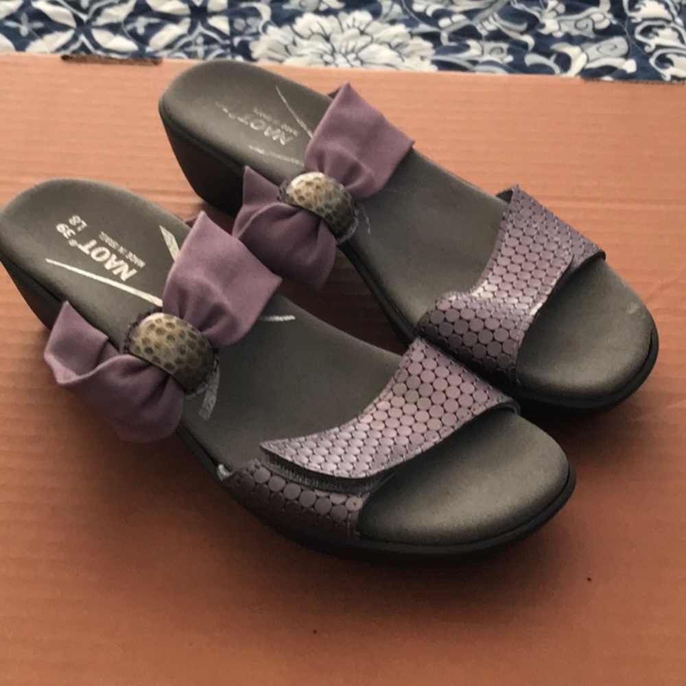 Naot sandals- violet- slip on